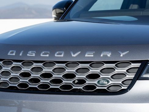 Used 2025 Land Rover Discovery S image 10