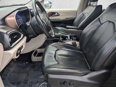 Used 2018 Chrysler Pacifica Touring-L image 10