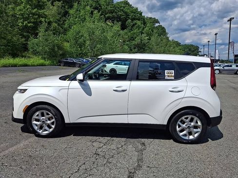 Used 2022 Kia Soul LX w/ Technology Package FWD image 2
