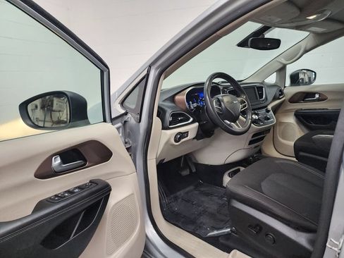 Used 2023 Chrysler Voyager LX FWD image 11