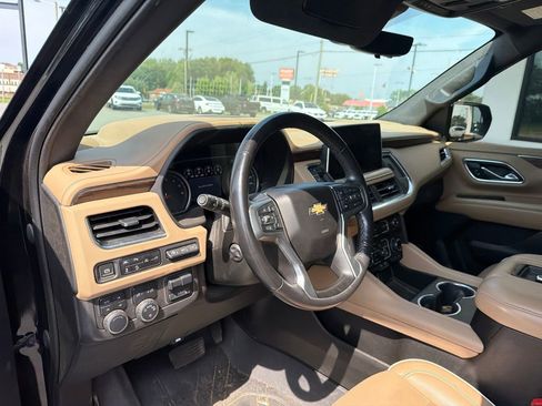 Used 2021 Chevrolet Suburban Premier w/ Premium Package AWD/4WD image 4