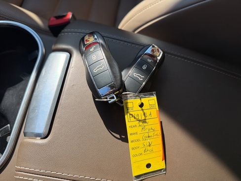 Used 2014 Porsche Cayenne Turbo S image 38