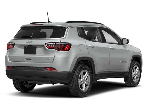 Used 2023 Jeep Compass Latitude image 2