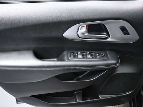 Used 2019 Chrysler Pacifica Limited w/ S Appearance Package FWD image 6