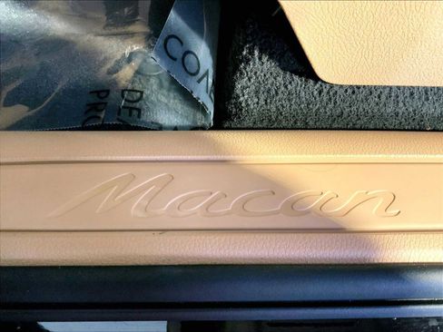 Certified 2025 Porsche Macan image 19