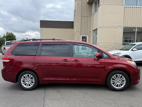 Used 2012 Toyota Sienna FWD image 3