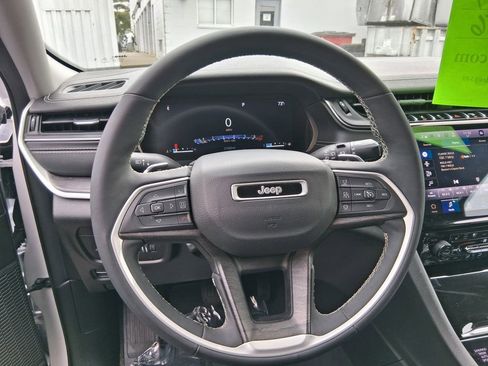 Used 2023 Jeep Grand Cherokee Limited w/ Luxury Tech Group II AWD/4WD image 28