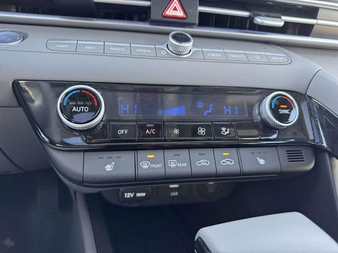 Certified 2025 Hyundai Elantra SEL image 24