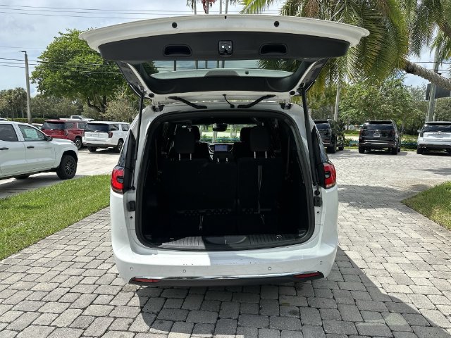 Used 2024 Chrysler Pacifica Touring FWD image 28