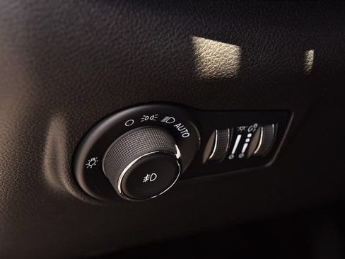 Used 2025 Jeep Compass Trailhawk AWD/4WD image 11