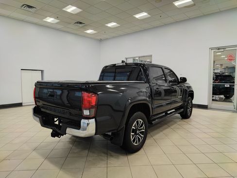 Used 2021 Toyota Tacoma SR5 AWD/4WD image 3