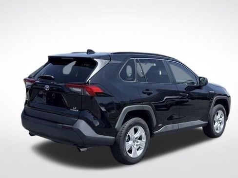 Used 2021 Toyota RAV4 LE w/ Carpet Mat Package (TMS) AWD/4WD image 6