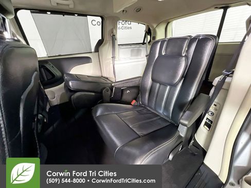 Used 2016 Chrysler Town & Country Touring w/ Driver Convenience Group image 27