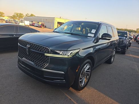 Used 2026 Lincoln Navigator Reserve AWD/4WD image 3