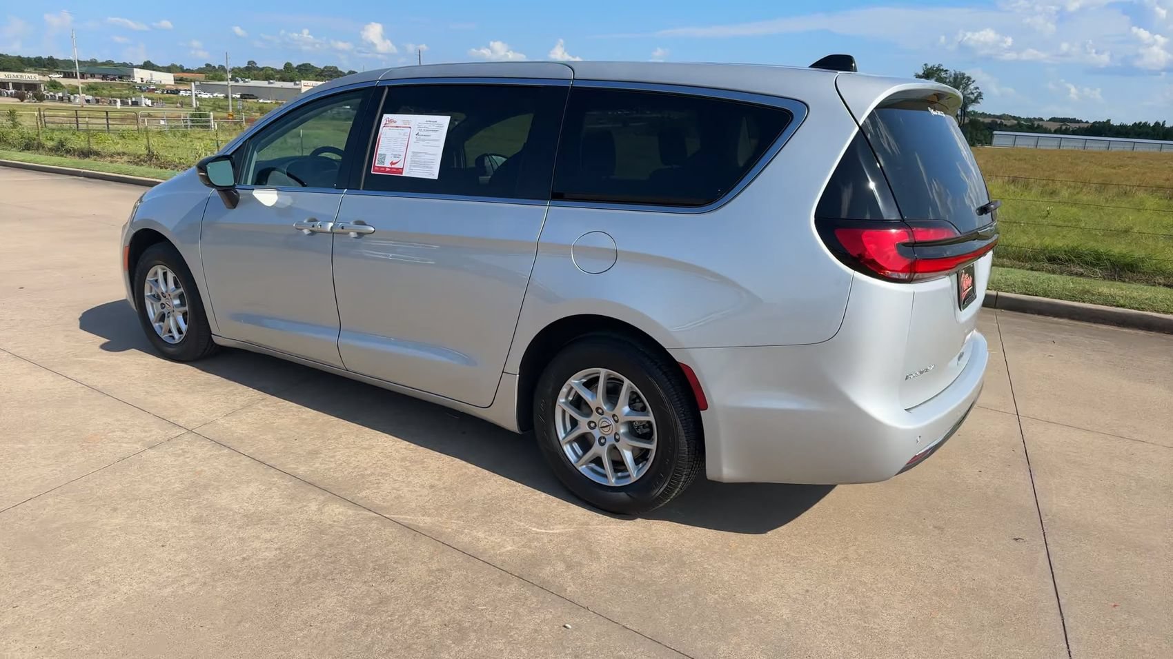 Used 2024 Chrysler Pacifica Touring-L FWD image 7