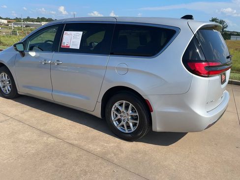Used 2024 Chrysler Pacifica Touring-L FWD image 7
