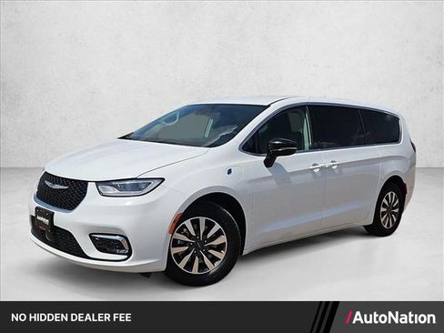 Used 2024 Chrysler Pacifica Limited FWD image 1