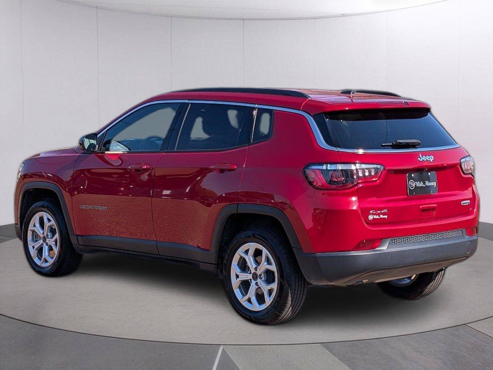 Used 2025 Jeep Compass Latitude AWD/4WD image 3