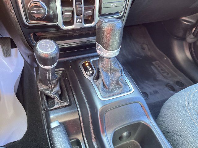 Used 2024 Jeep Wrangler Unlimited w/ Convenience Group AWD/4WD image 15