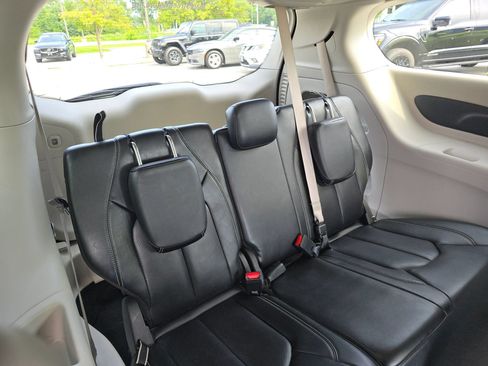 Used 2023 Chrysler Pacifica Touring-L FWD image 19
