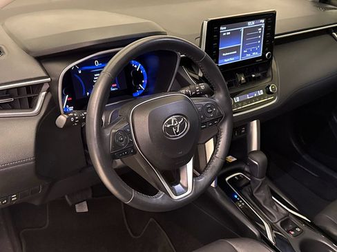 Used 2022 Toyota Corolla Cross XLE w/ Convenience Package FWD image 19
