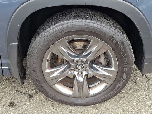 Used 2017 Toyota Highlander Limited Platinum w/ Carpet Mat Package image 9