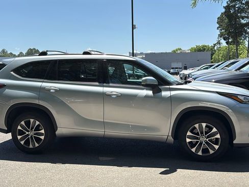 Used 2020 Toyota Highlander XLE image 3