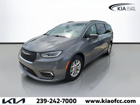 Used 2022 Chrysler Pacifica Touring-L FWD image 3