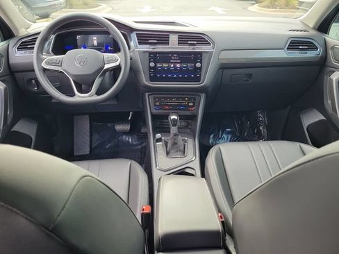 Certified 2022 Volkswagen Tiguan SE FWD image 12