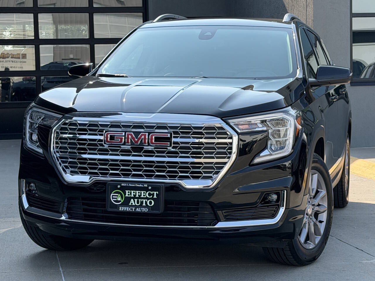 Used 2024 GMC Terrain SLT w/ Infotainment Package II AWD/4WD image 3