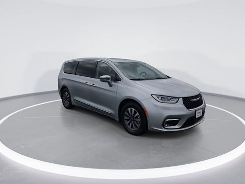 Used 2022 Chrysler Pacifica Limited w/ Uconnect Theater Family Group FWD image 2