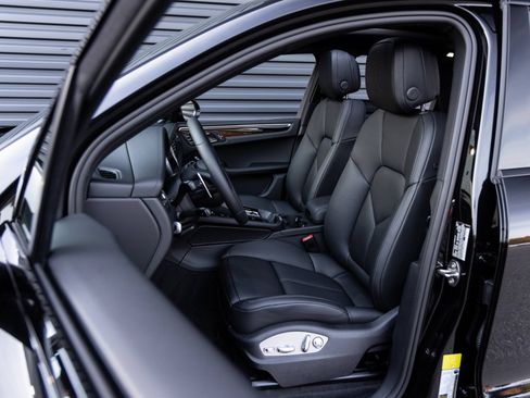 Certified 2026 Porsche Macan AWD/4WD image 5