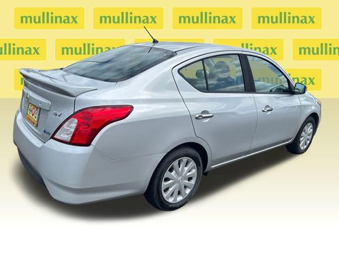 Used 2016 Nissan Versa SV FWD image 3