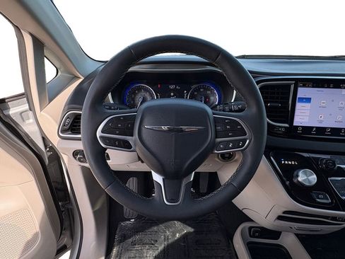 Used 2024 Chrysler Pacifica Touring-L image 21