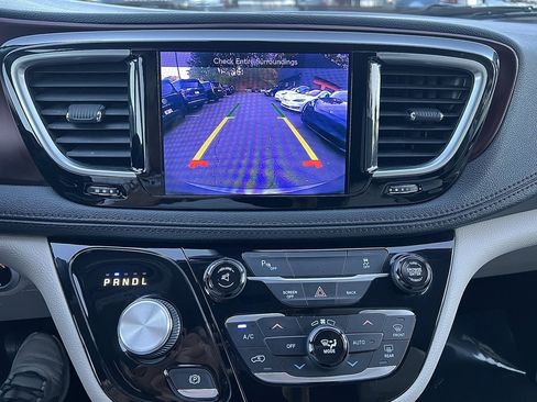 Used 2017 Chrysler Pacifica Limited w/ Tire & Wheel Group image 45