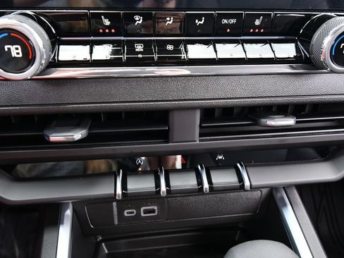 New 2026 Chevrolet Colorado Trail Boss w/ Off-Road Front Bumper Package AWD/4WD image 26