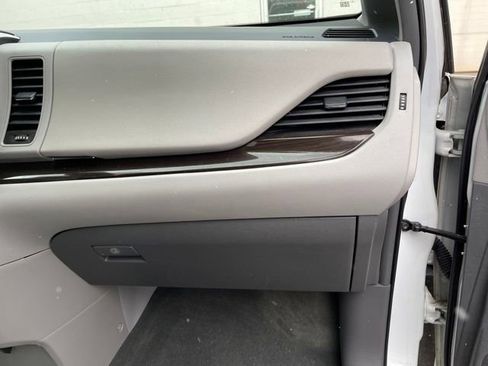 Used 2019 Toyota Sienna XLE Premium image 43