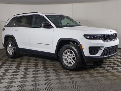 Used 2023 Jeep Grand Cherokee Laredo AWD/4WD image 2