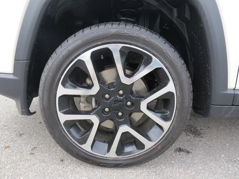 Used 2018 Jeep Compass Limited w/ Navigation Group AWD/4WD image 11