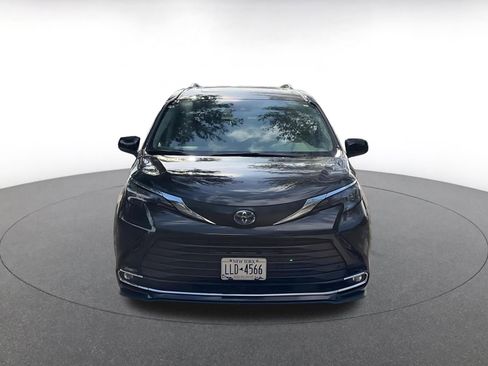 Used 2024 Toyota Sienna XLE image 4