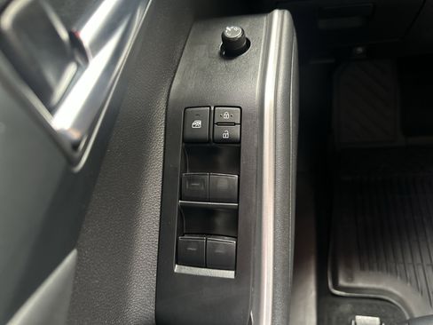 Used 2021 Toyota Highlander XLE image 26