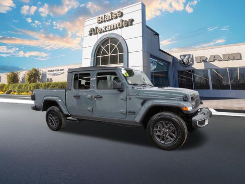 Used 2025 Jeep Gladiator Sport AWD/4WD image 1