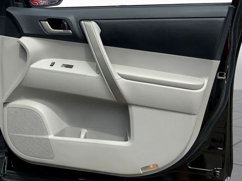 Used 2012 Toyota Highlander SE FWD image 20