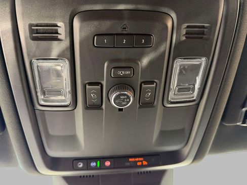 Used 2024 Cadillac Escalade Luxury AWD/4WD image 29