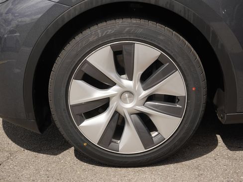 Used 2023 Tesla Model Y Long Range AWD/4WD image 7