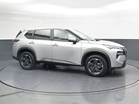 Used 2025 Nissan Rogue SV FWD image 4