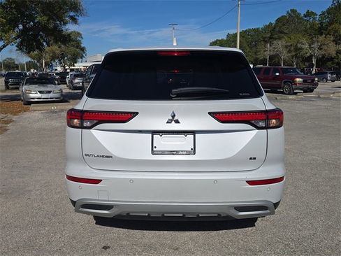 Used 2024 Mitsubishi Outlander SE Black Edition image 5