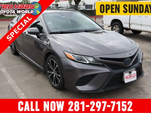 Used 2020 Toyota Camry SE image 1