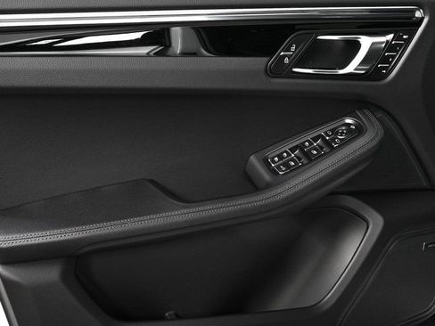 Certified 2026 Porsche Macan AWD/4WD image 6