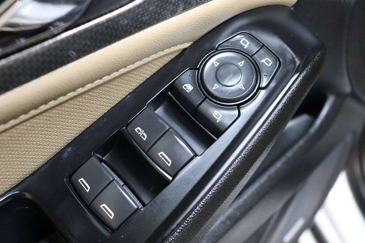 Used 2023 Chevrolet Traverse Premier FWD image 31